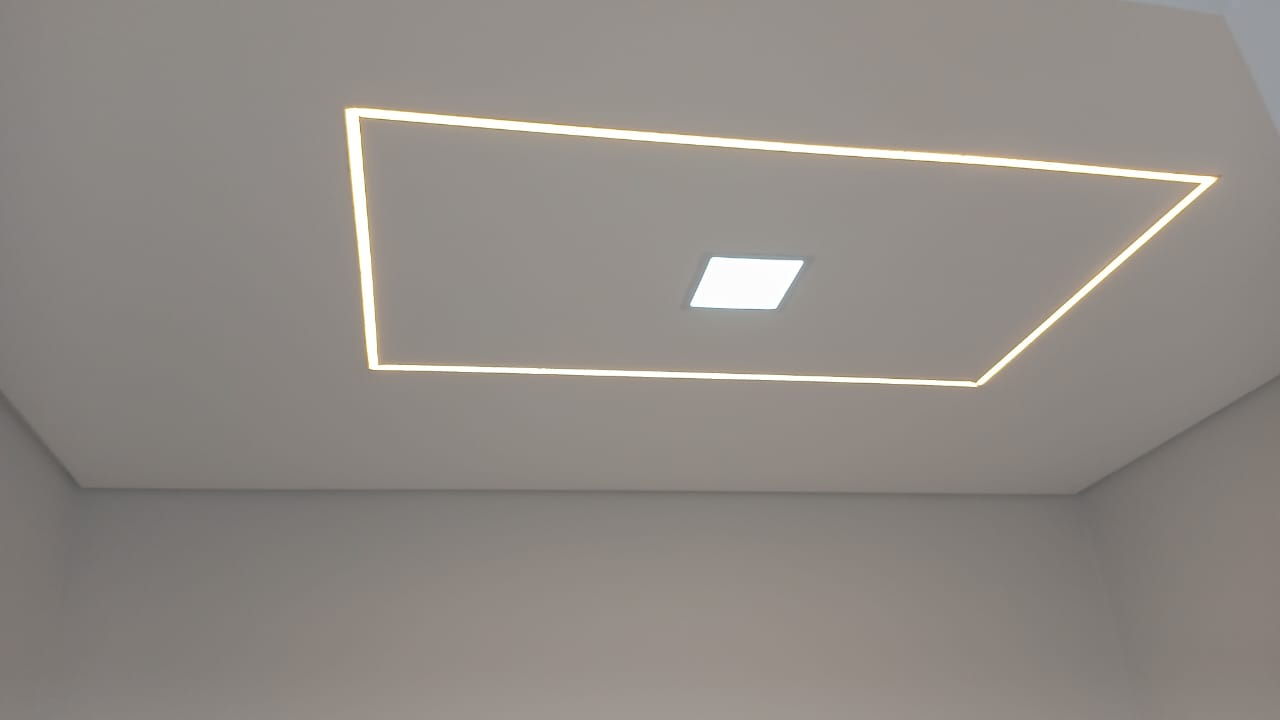 Teto de gesso com sanca iluminada