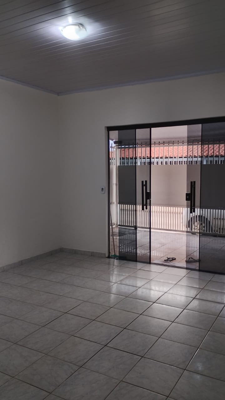 Sala ampla com pintura branca